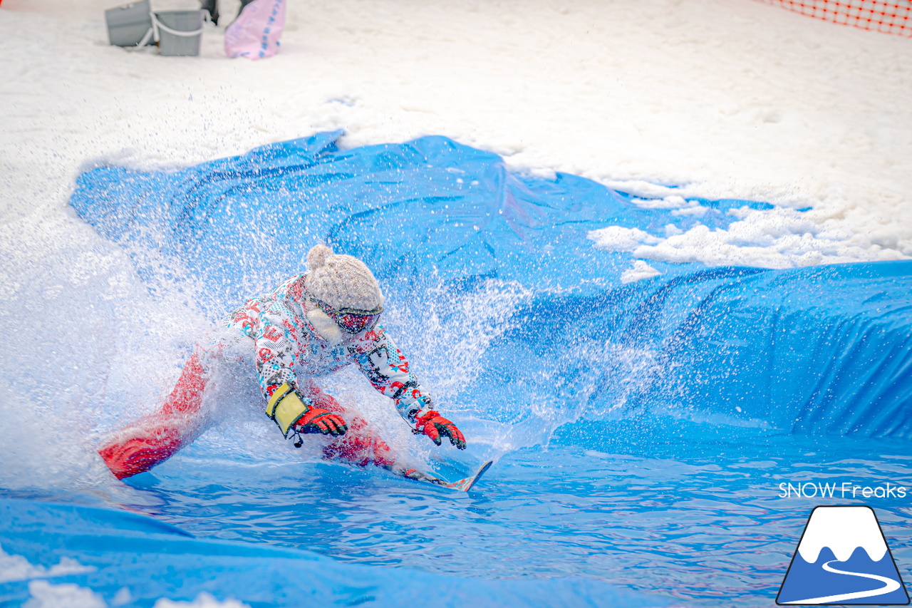 富良野スキー場｜季節は、まだ冬？それとも…？小雪が舞い、たくさんの雪が残る富良野スキー場で、春の恒例イベント『春スキー池渡り大会』開催(^^)/